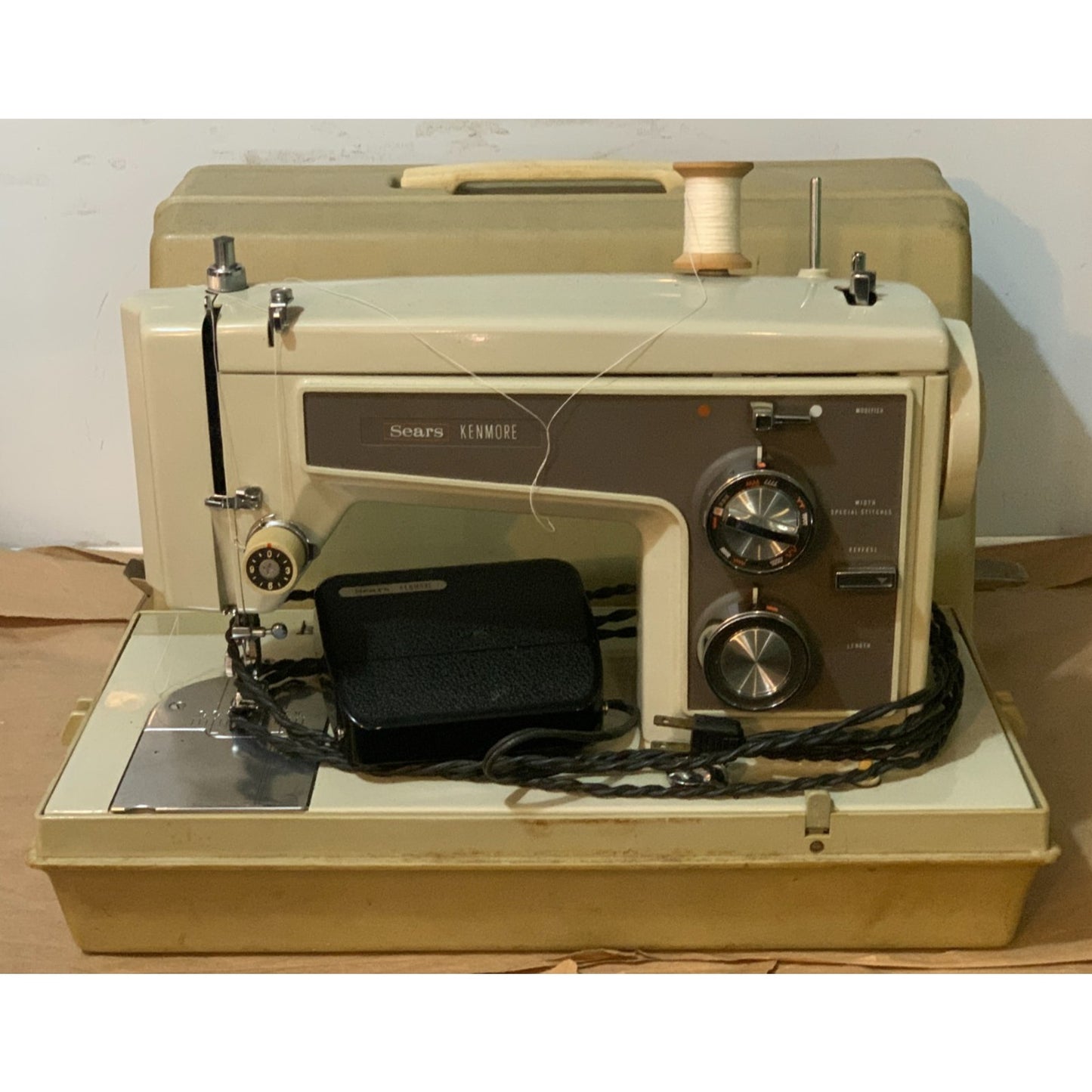 Sears Kenmore 158 ZigZag Sewing Machine 158.14301 W/ Case