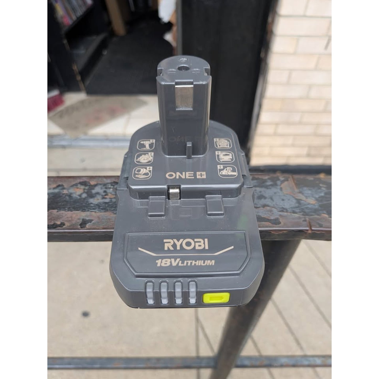 Ryobi ONE+ 18V Lithium-Ion Cordless Leaf Blower / P2109VNM