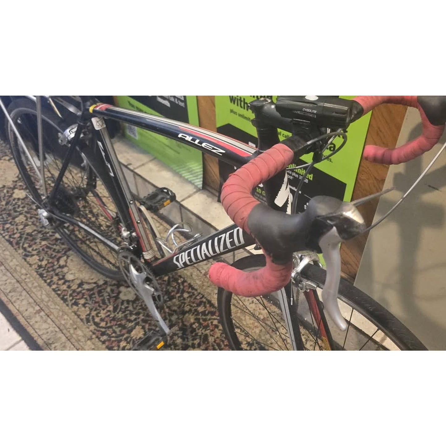 Specilized Allez Road Bike / 22" Frame / 700CM Wheels / 24-Speed /