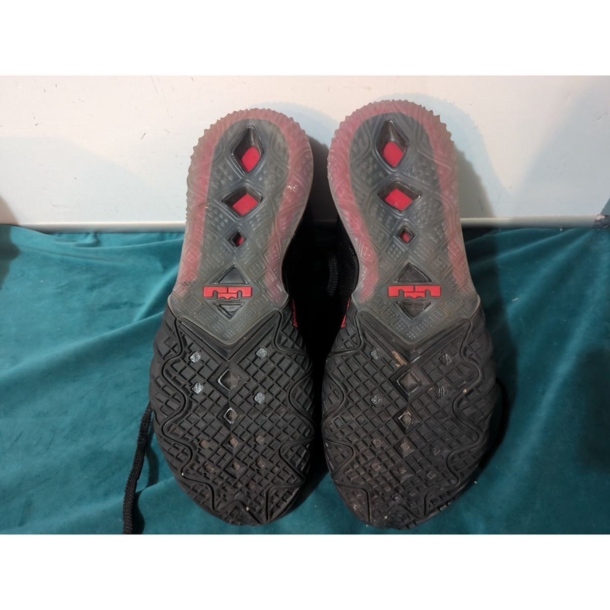 Nike Lebron 18 LOW BRED BLACK RED CV75622-001 Size 12