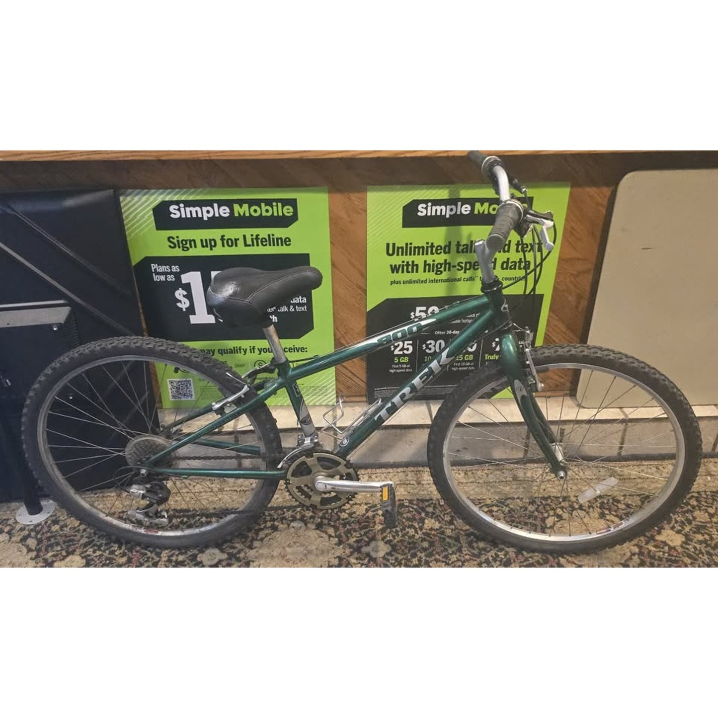 Trek 800 Mountain Bike / 13" Frame / 26" Wheels / 21-Speed /