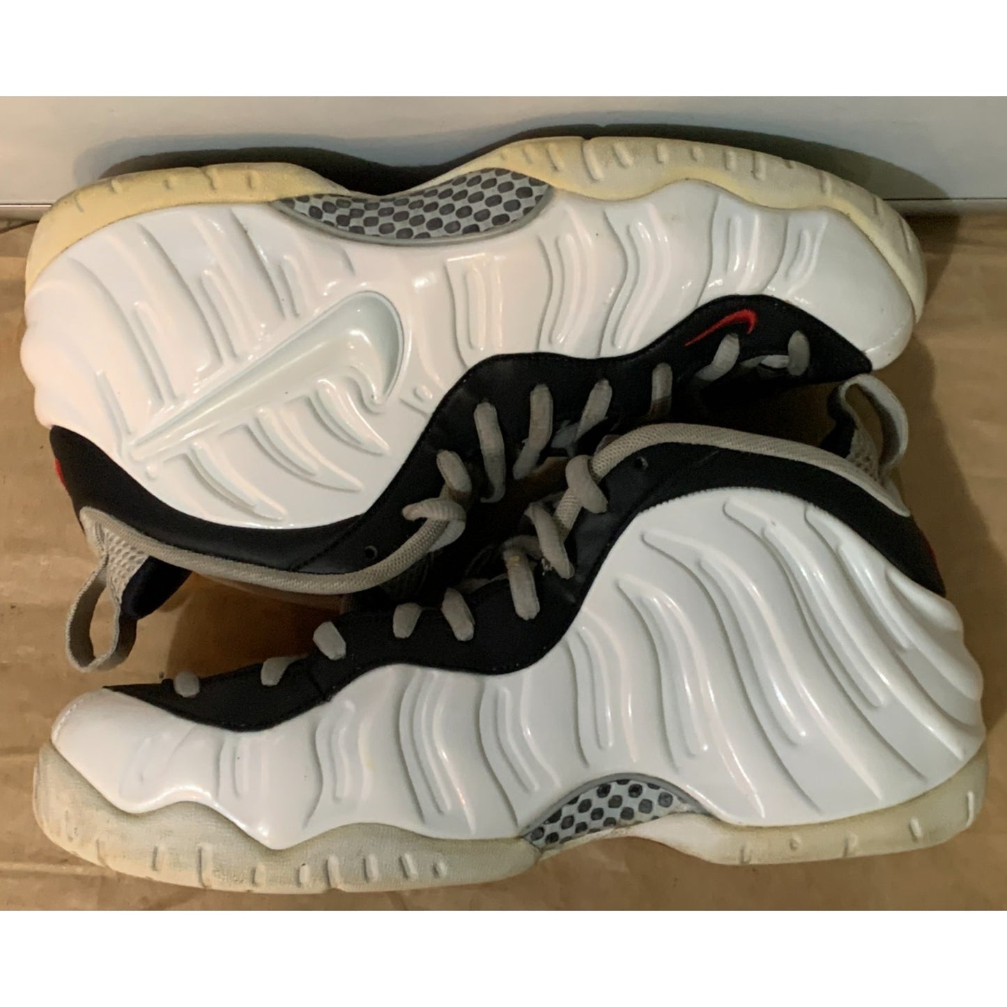 Nike Air Foamposite Pro Chrome White Size 10 Mens White Black 624041-103