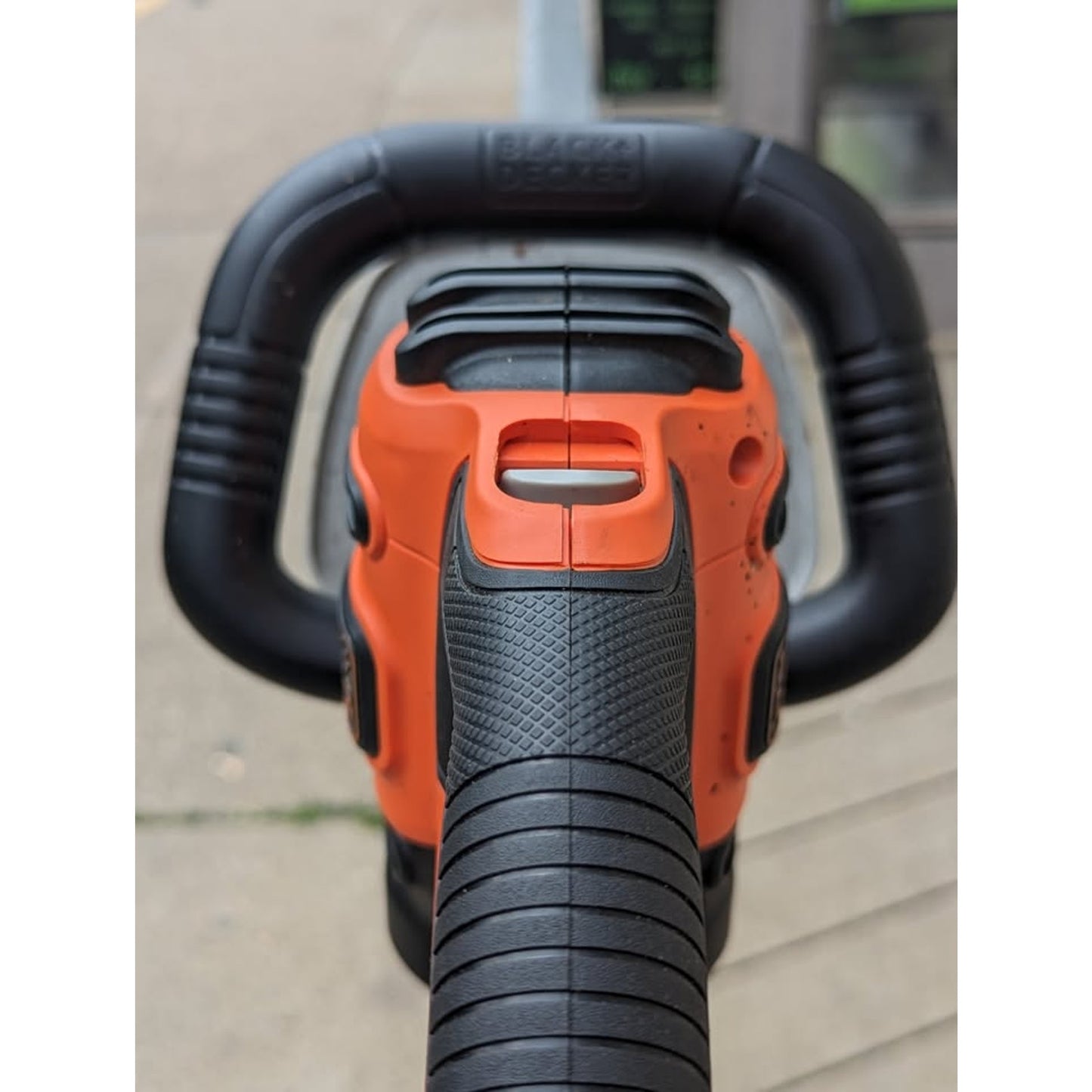 Black and Decker 20 inch 3.8 AMP Corded Dual Action Electric Hedge Trimmer with Saw Blade Tip