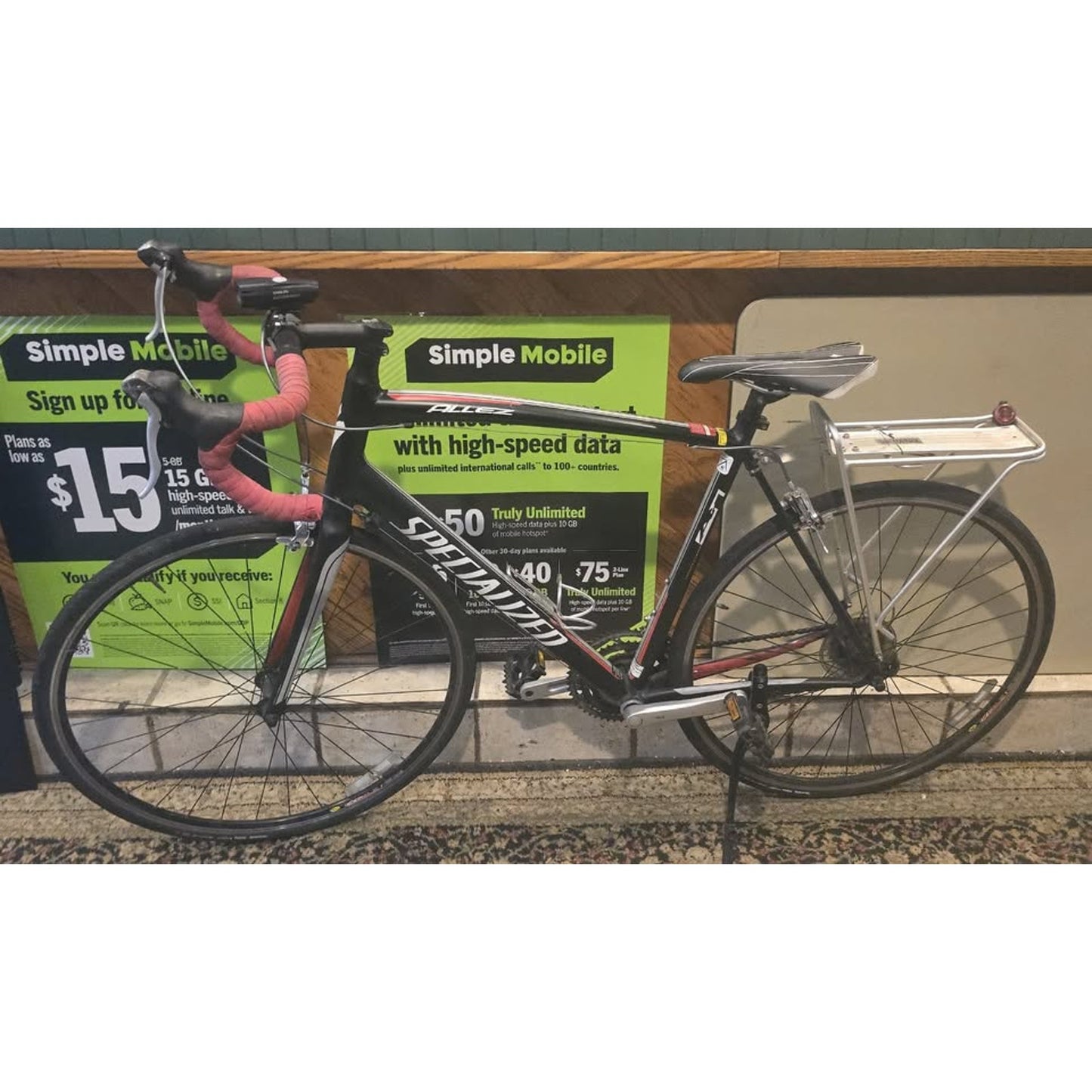 Specilized Allez Road Bike / 22" Frame / 700CM Wheels / 24-Speed /