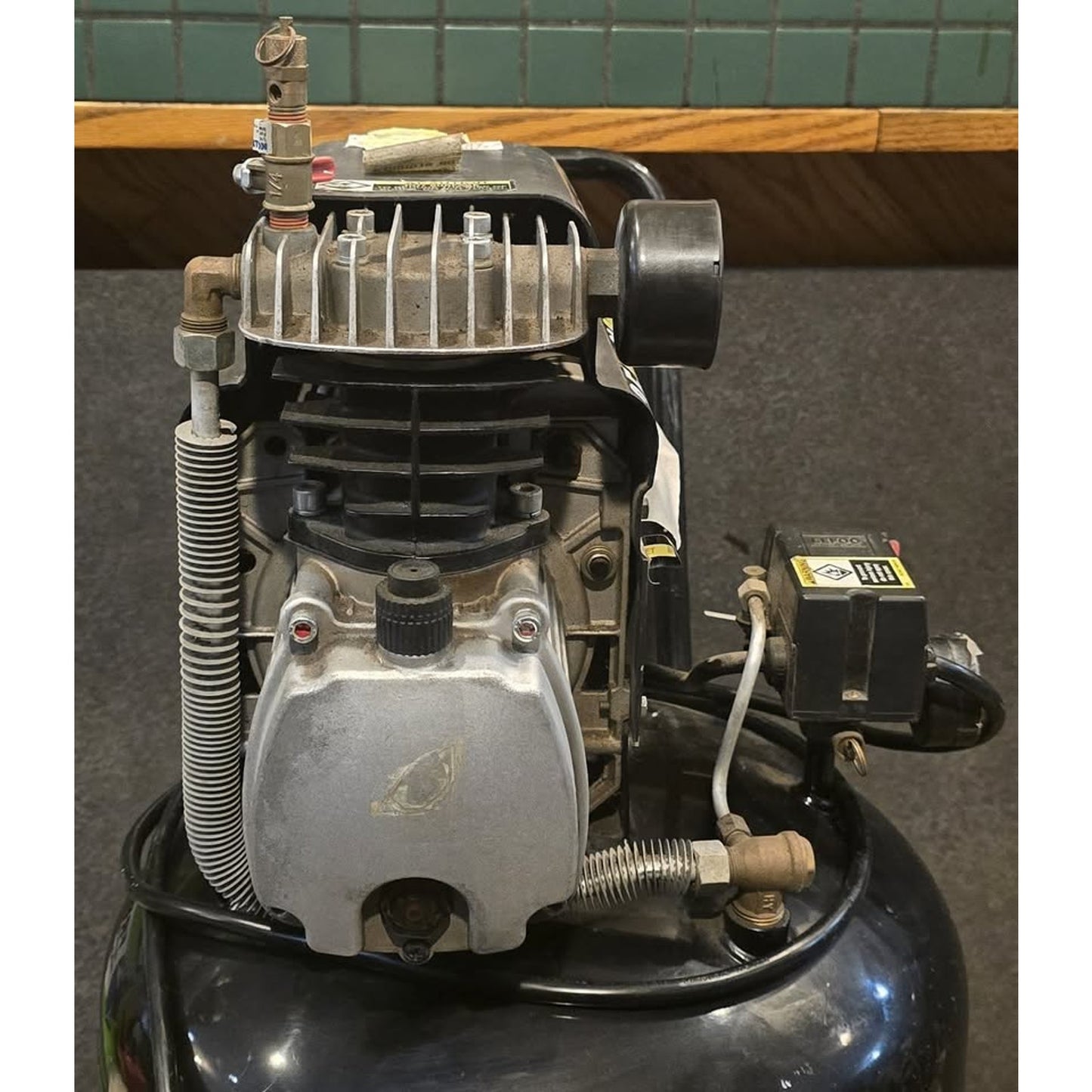 Centeral Pneumatic 21Gal 125PSU Cast Iron Vertical Compressor