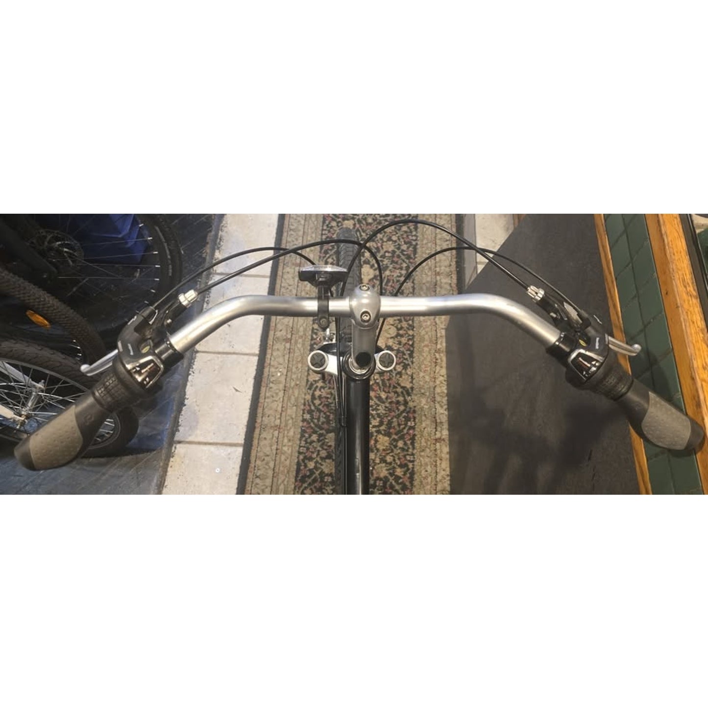 Raleigh Adventure 3.0 Hybrid Bike / 19" Frame / 27.5" Wheels / 21-Speed /