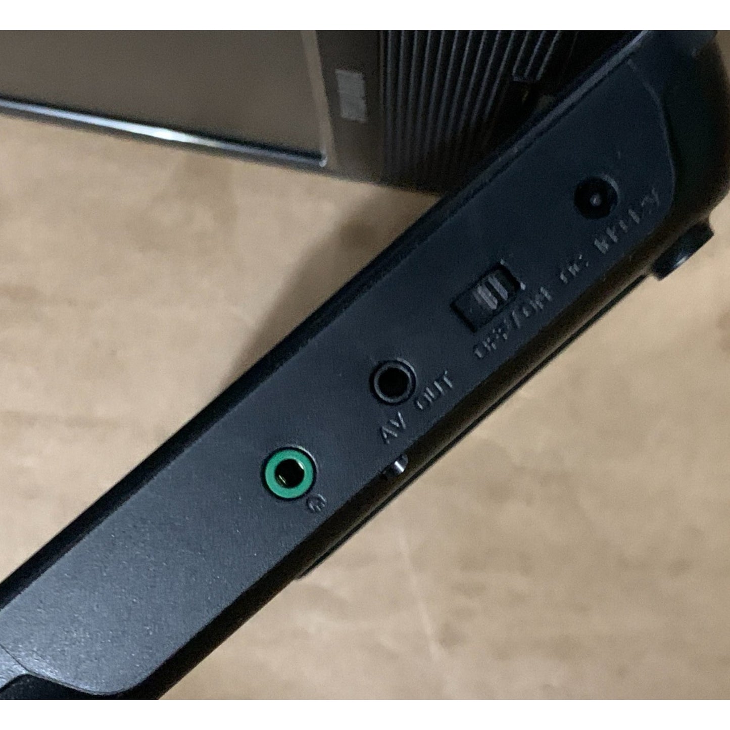 Sylvania SDVD7040B 7” LCD Portable DVD Player CD Player-swivel Screen Tested .