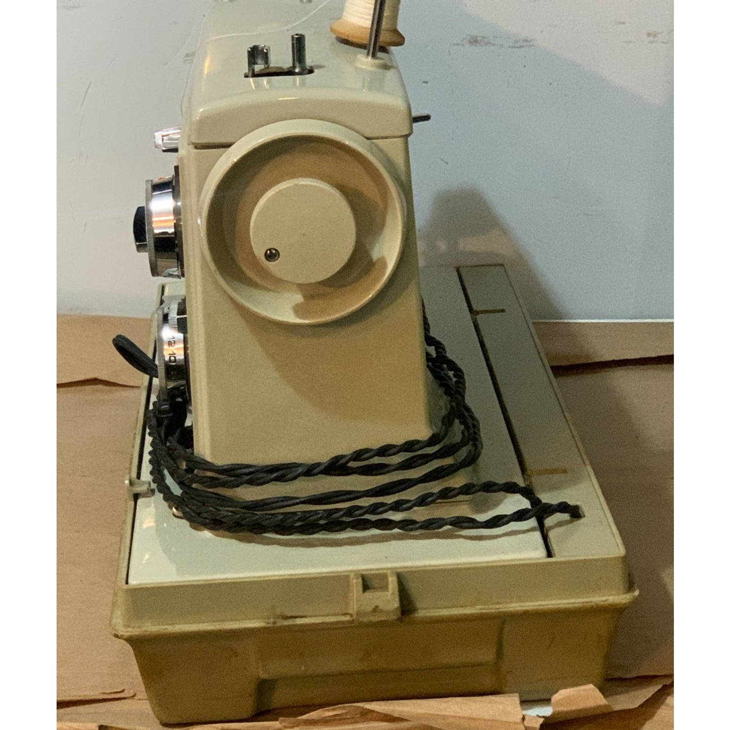 Sears Kenmore 158 ZigZag Sewing Machine 158.14301 W/ Case
