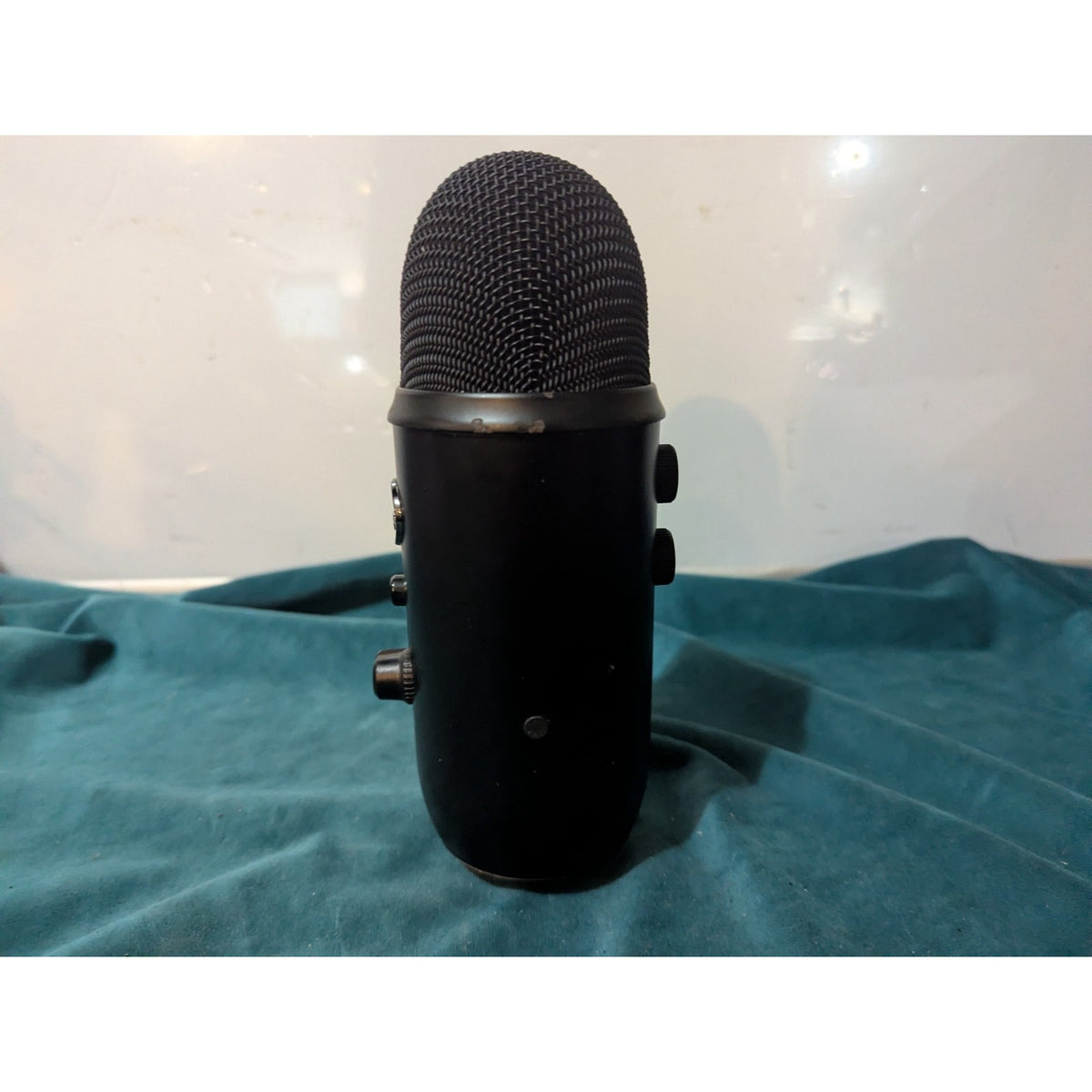 Logitech Blue Yeti Multi-Pattern Condenser USB Microphone A00121