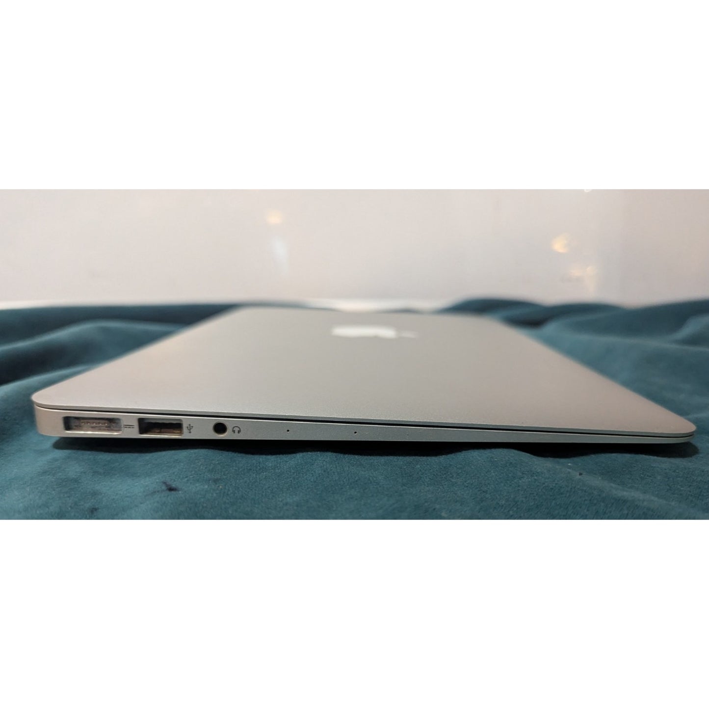 2015 Apple MacBook Air 11" A1465 Intel Core i5 4gb RAM 120GB SSD
