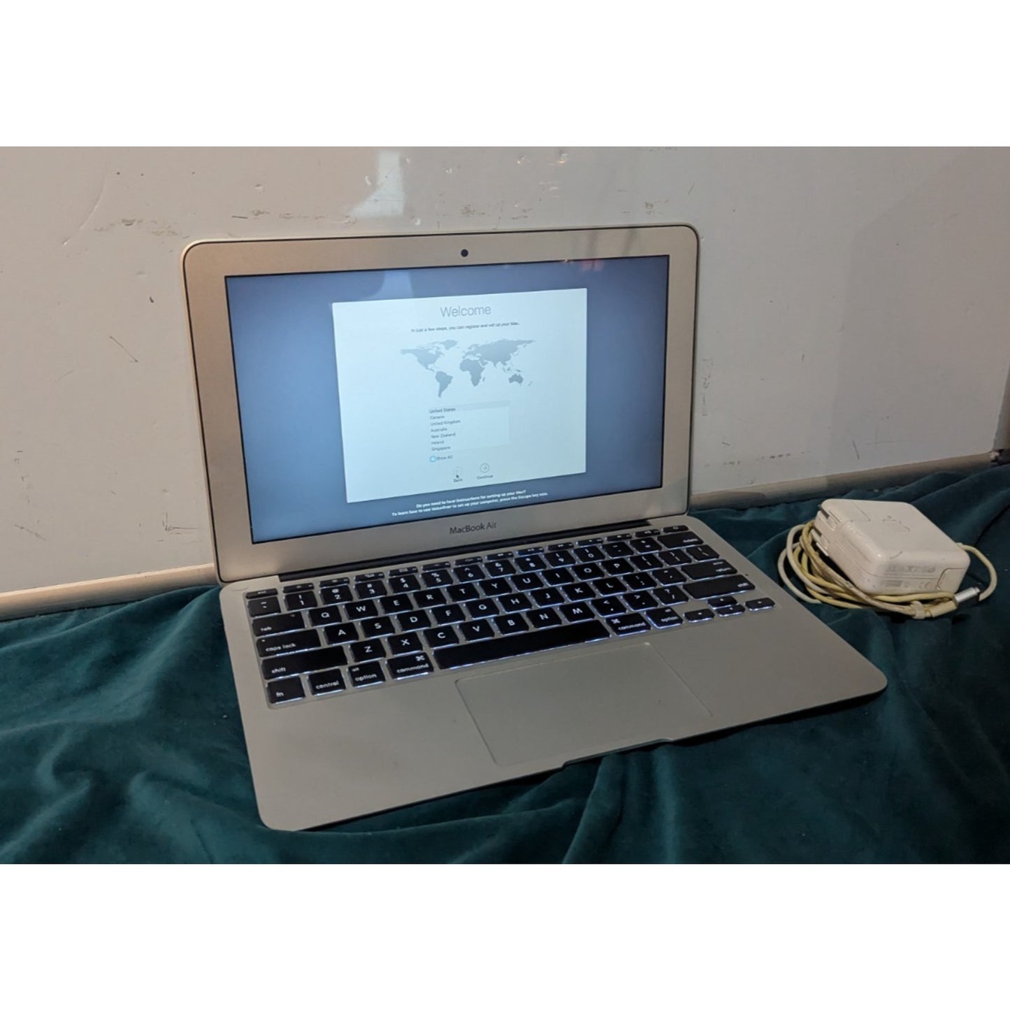 2015 Apple MacBook Air 11" A1465 Intel Core i5 4gb RAM 120GB SSD