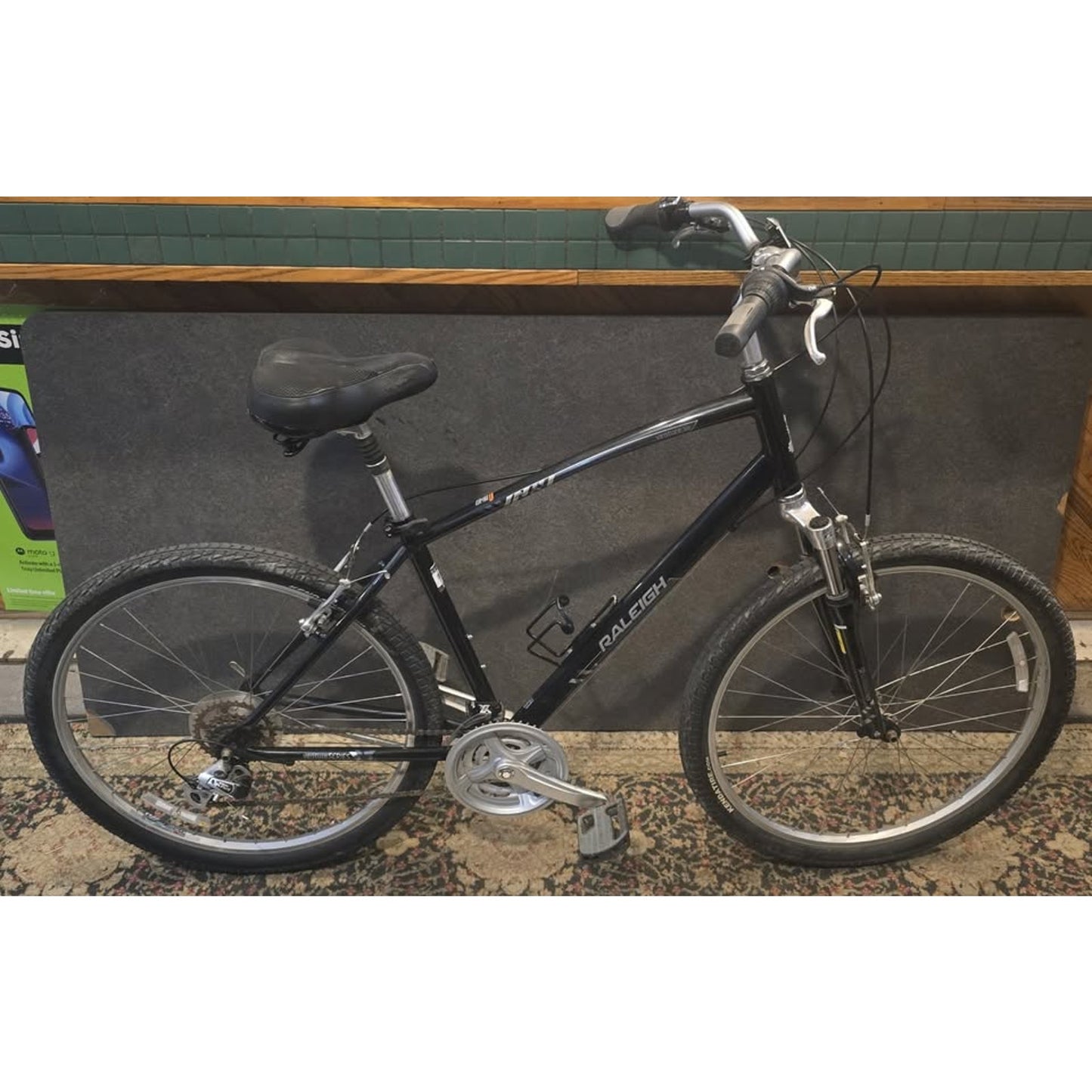 Raleigh Adventure 3.0 Hybrid Bike / 19" Frame / 27.5" Wheels / 21-Speed /