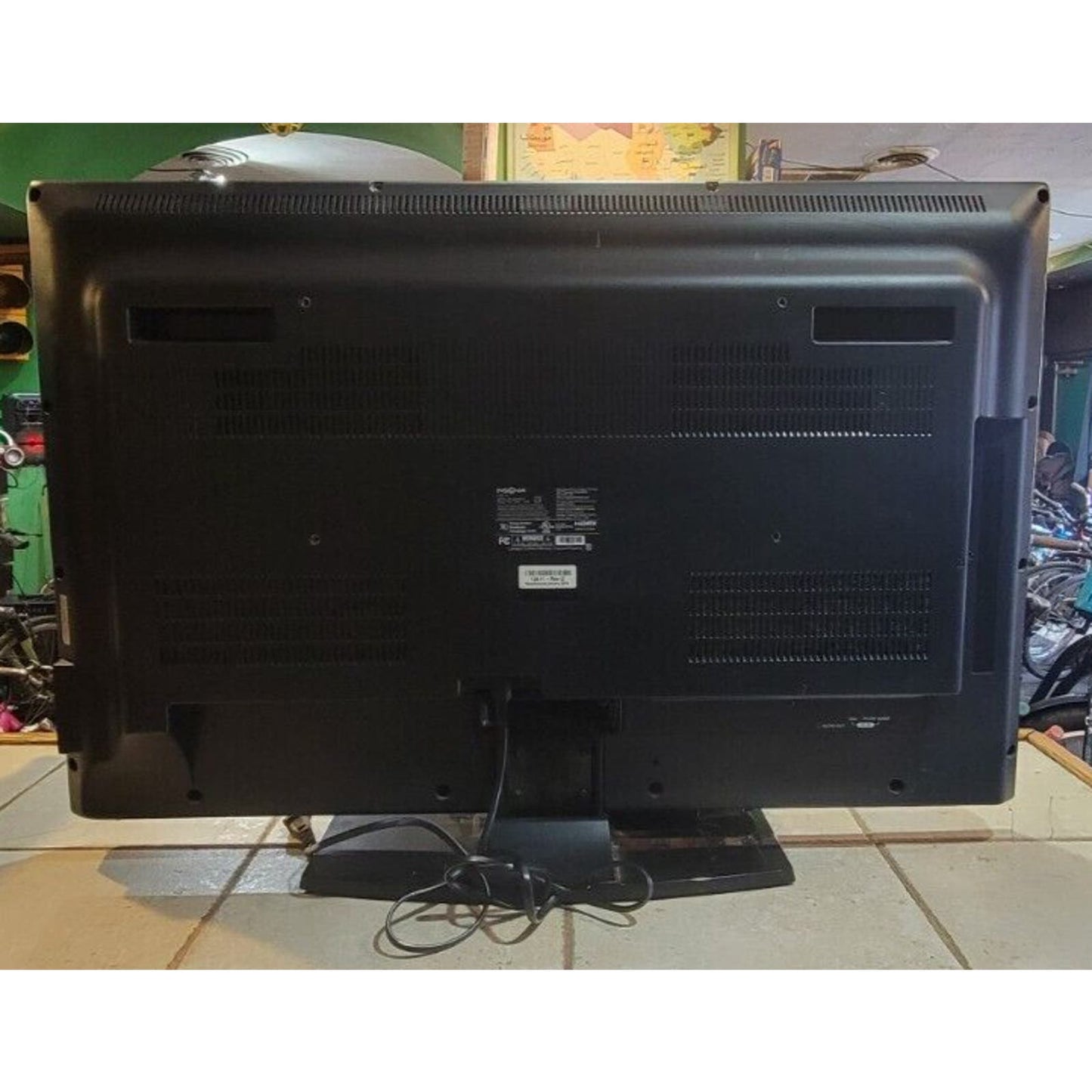 39" Insignia LCD TV NS39L240A13 1080p 60Hz HDTV WITH TV STAND