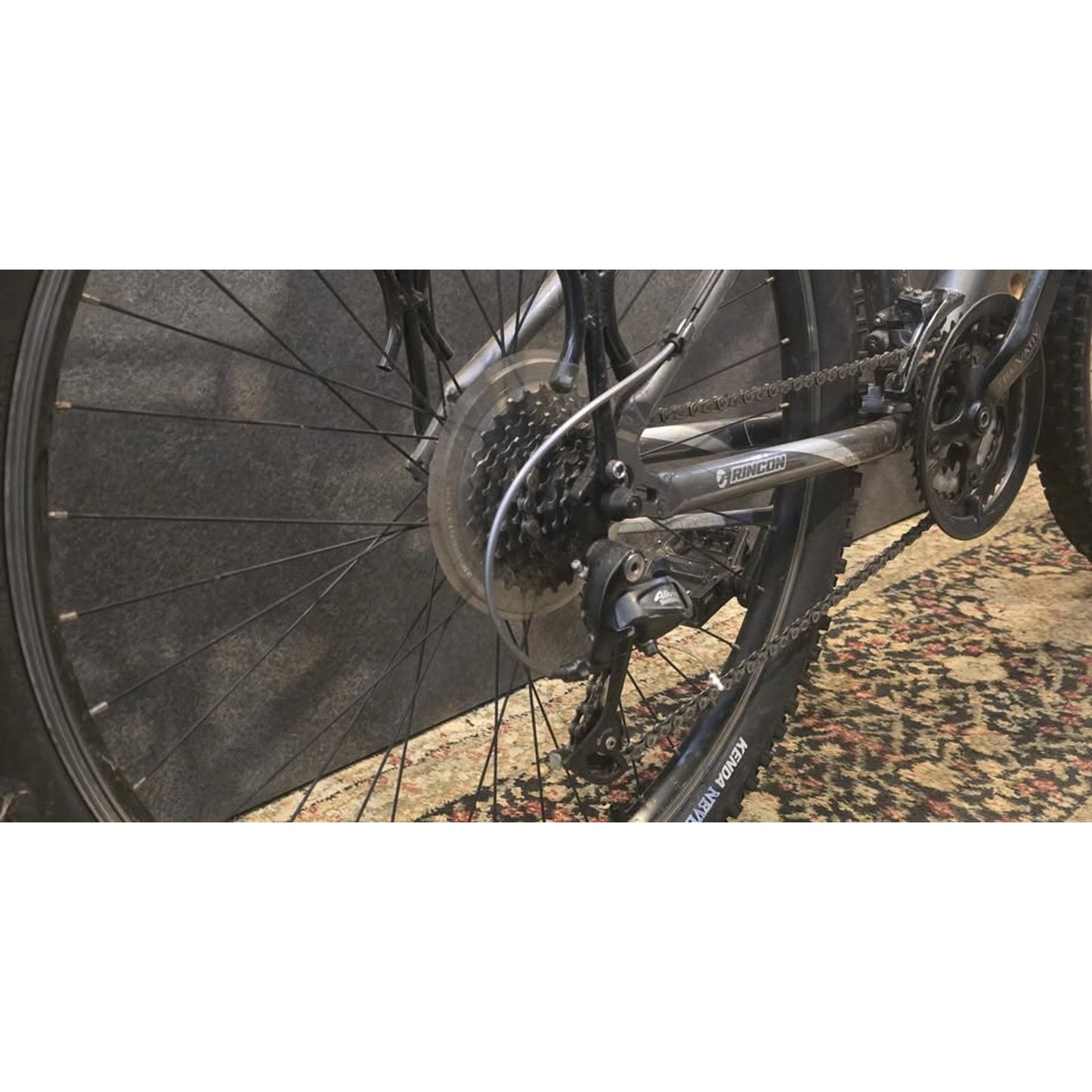 Giant Rincon Mountian Bike / 26" Wheels / 14" Frame / 21-Speed /