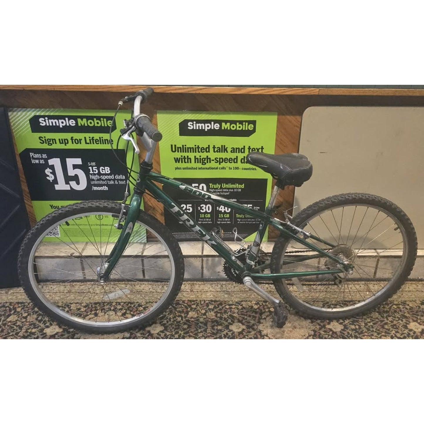 Trek 800 Mountain Bike / 13" Frame / 26" Wheels / 21-Speed /