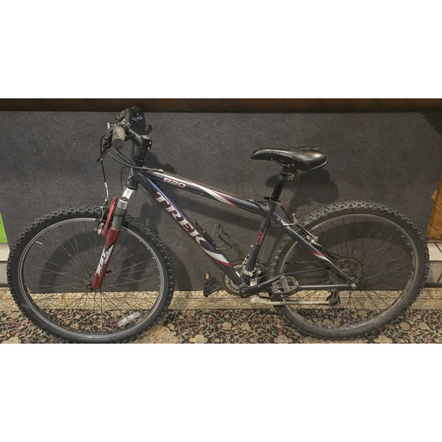 Trek 820 Mountain bike / 26" Wheels / 15.5" (S) Frame / 21 Speed /