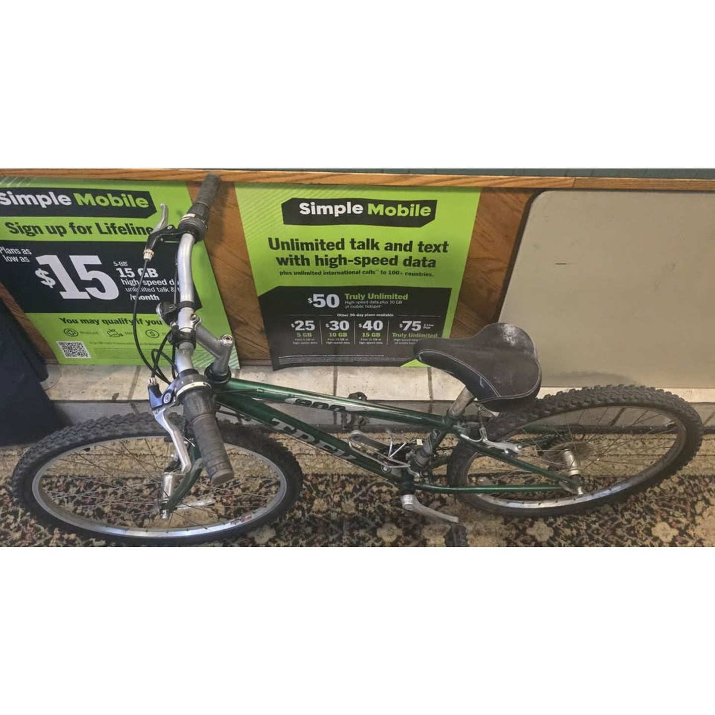 Trek 800 Mountain Bike / 13" Frame / 26" Wheels / 21-Speed /