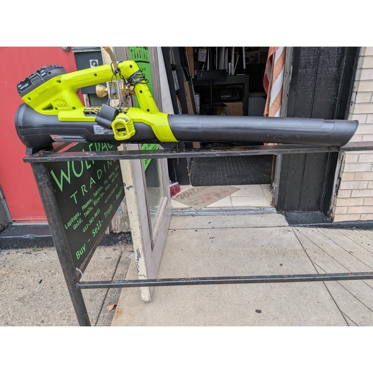 Ryobi ONE+ 18V Lithium-Ion Cordless Leaf Blower / P2109VNM