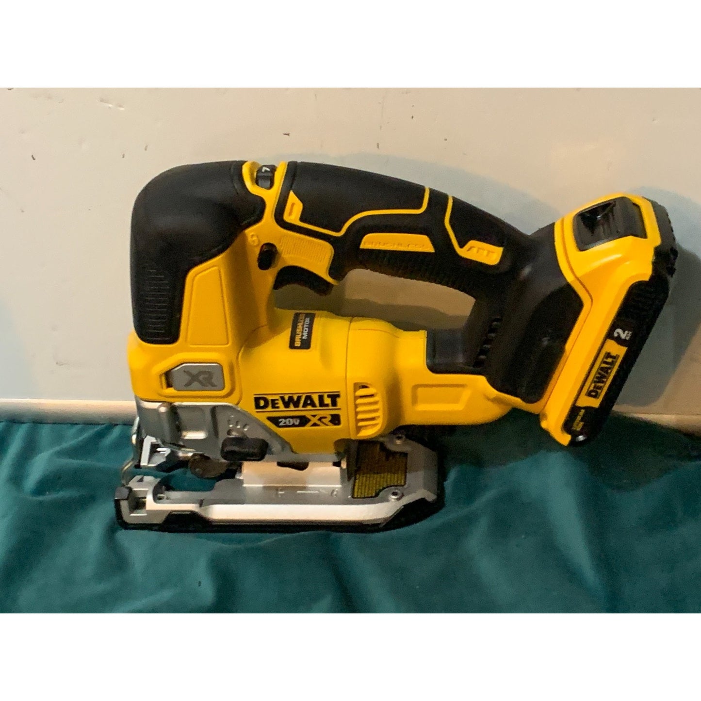 DEWALT 20V MAX XR Jig Saw DCS334B + dcb203 battery