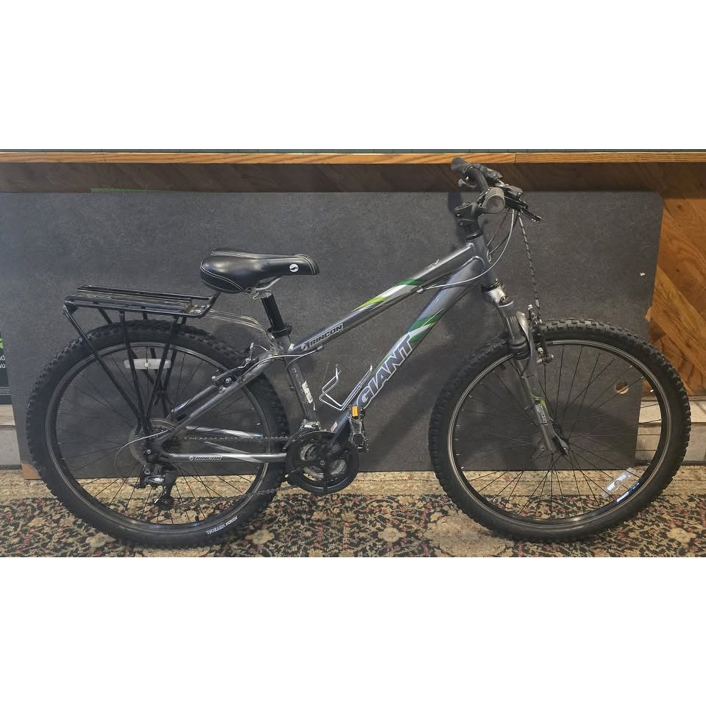 Giant Rincon Mountian Bike / 26" Wheels / 14" Frame / 21-Speed /