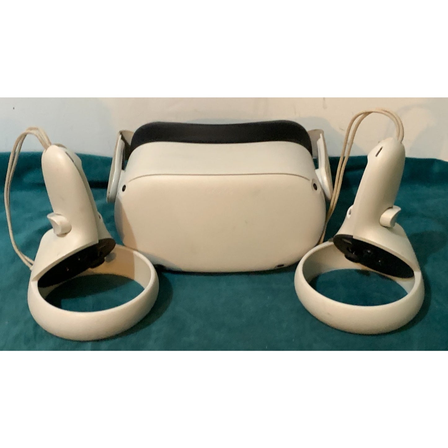 Meta Oculus Quest 2 128GB Headset -With Controllers (missing covers & top strap)