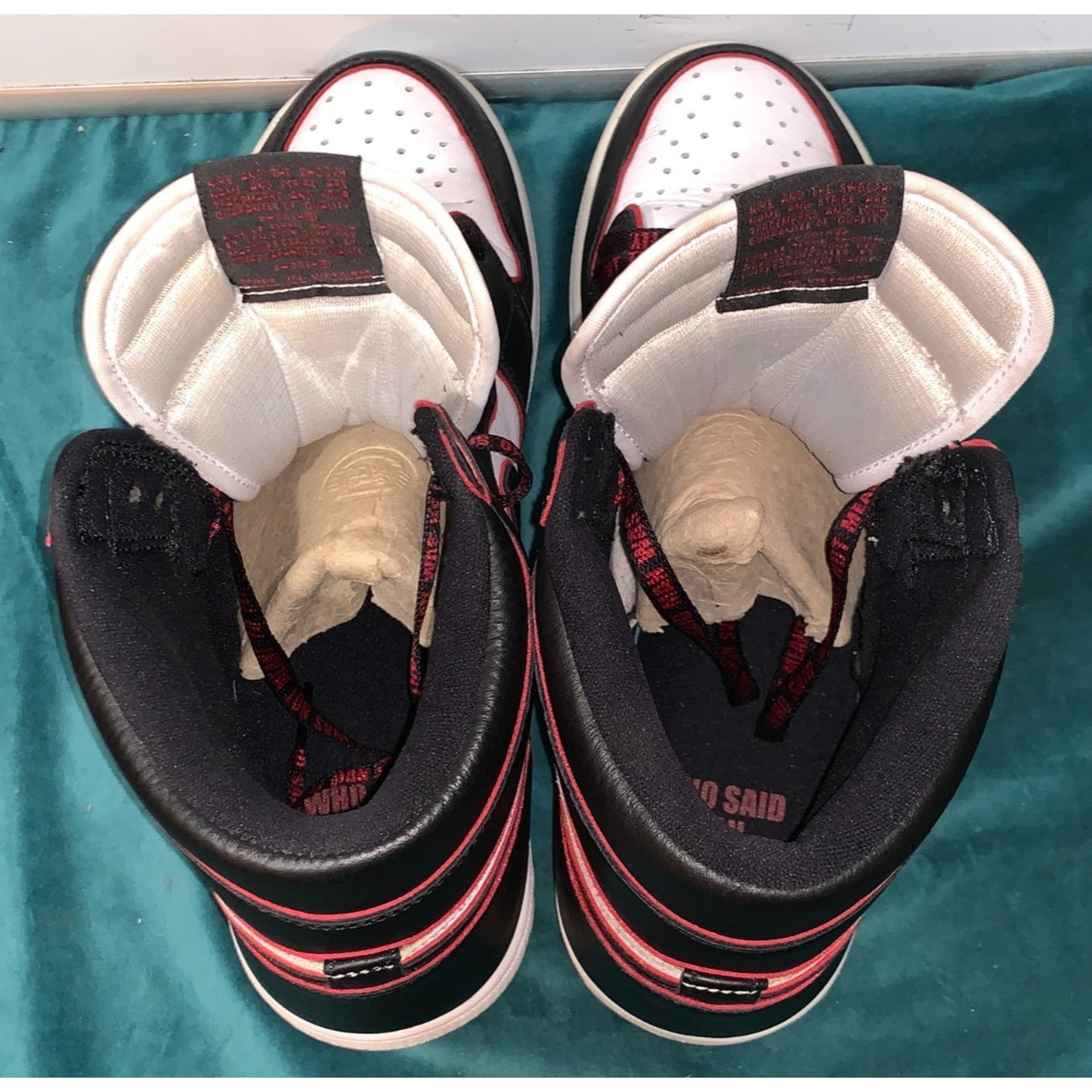 Air Jordan 1 Men's Size 11 Retro High OG Bloodline 2019 555088-062
