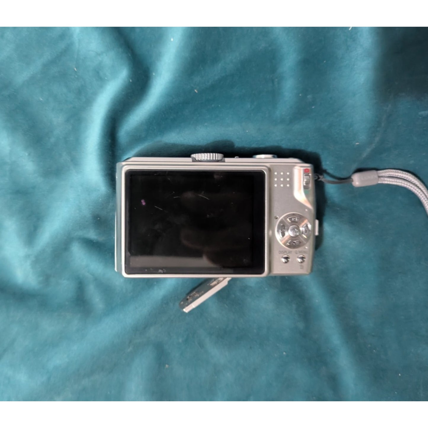 Panasonic LUMIX 9.1MP Digital Camera. Battery Door Issue (READ ITEM DESCRIPTION)