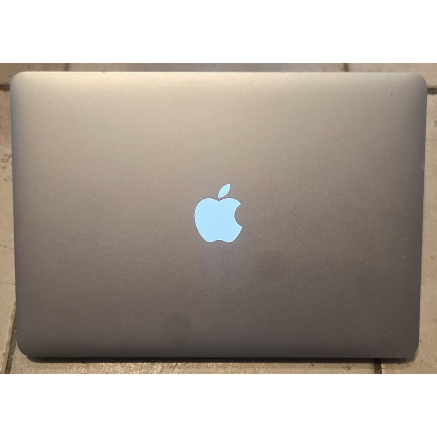 Macbook Air 2011 / Intel I5 / 128GB SSD / 4GB Ram / 13" Screen / High Sierra /