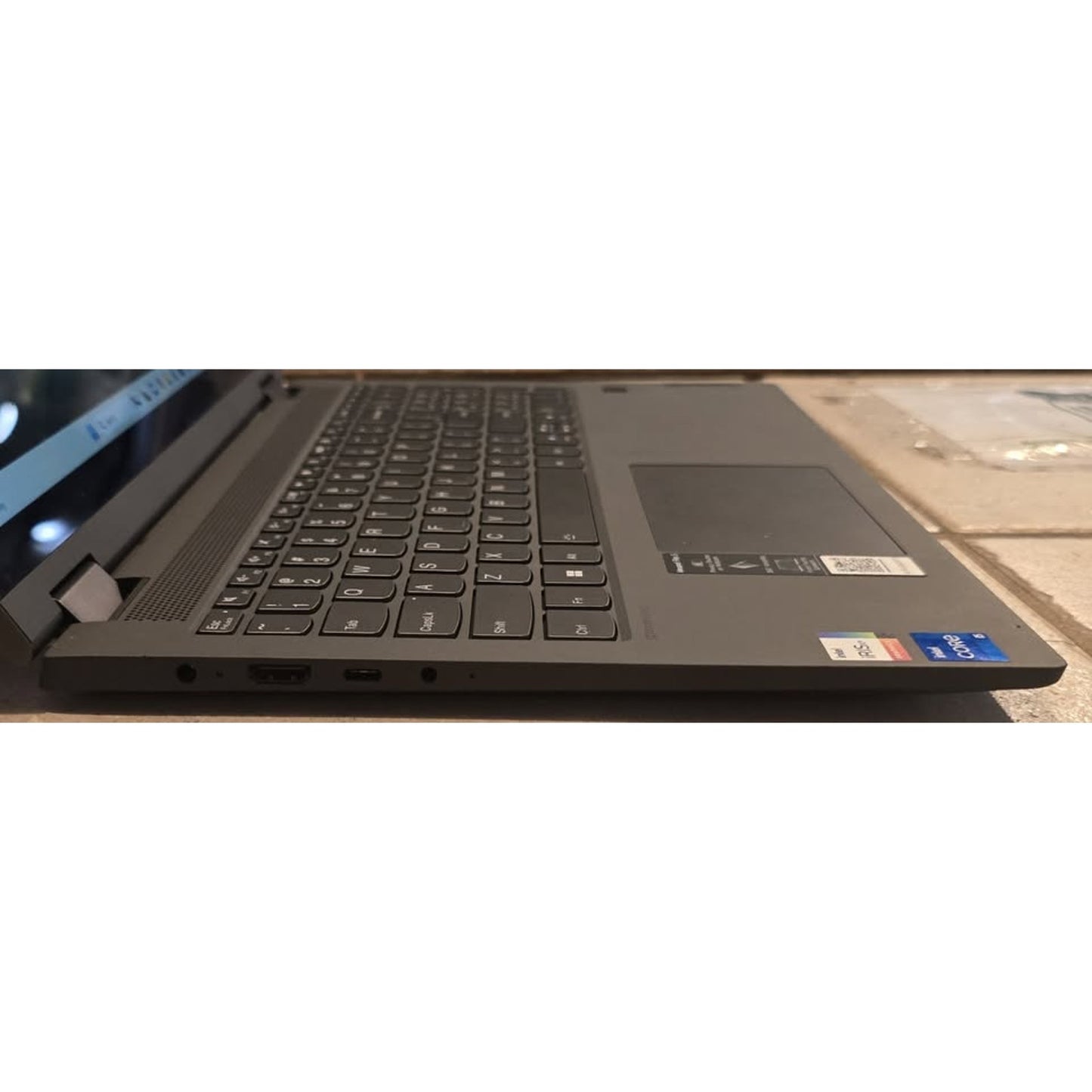 Lenovo Ideapad Flex 5 Laptop / Intel Core I5-1135G7 / 256SSD / 8GB Ram / (CRACKED)