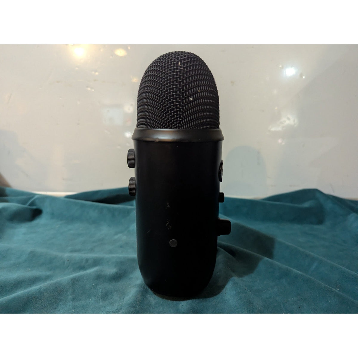Logitech Blue Yeti Multi-Pattern Condenser USB Microphone A00121