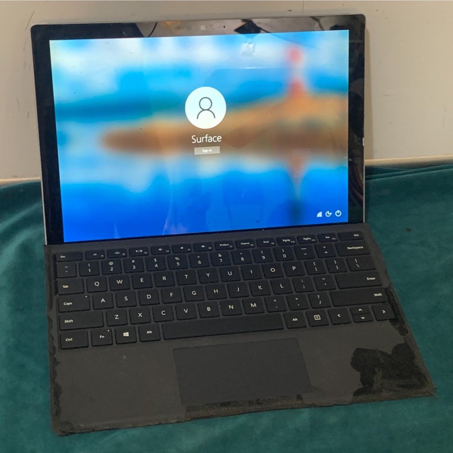 Microsoft Surface Pro (5th Gen, 1796) Intel Core M 4GB RAM / 128GB, 2017