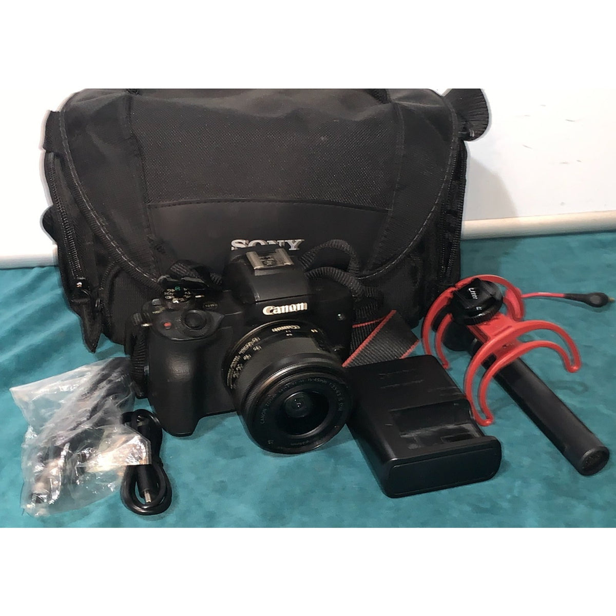 Canon EOS M50 24.1MP Camera Black with 15-45mm Lens & charger