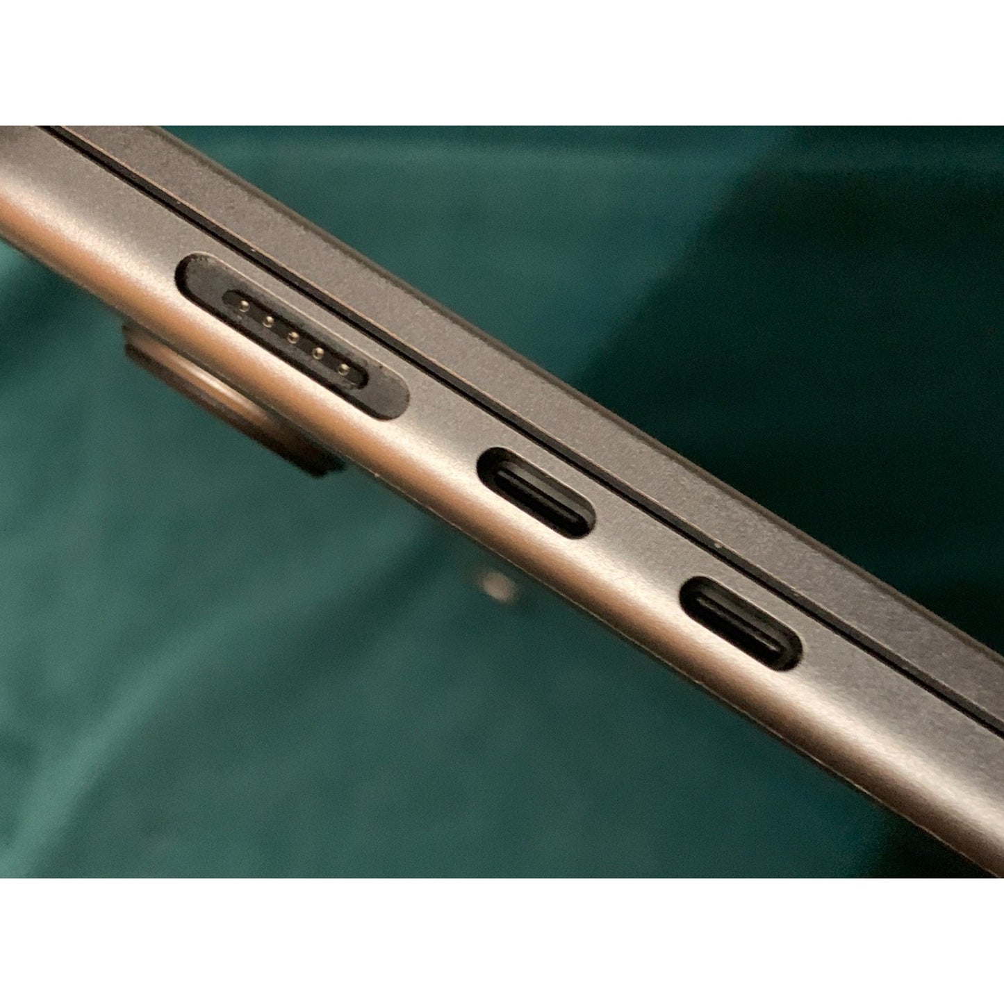 APPLE MACBOOK AIR LAPTOP A2941 15" M2 CHIP 2023 8GB ram 256GB