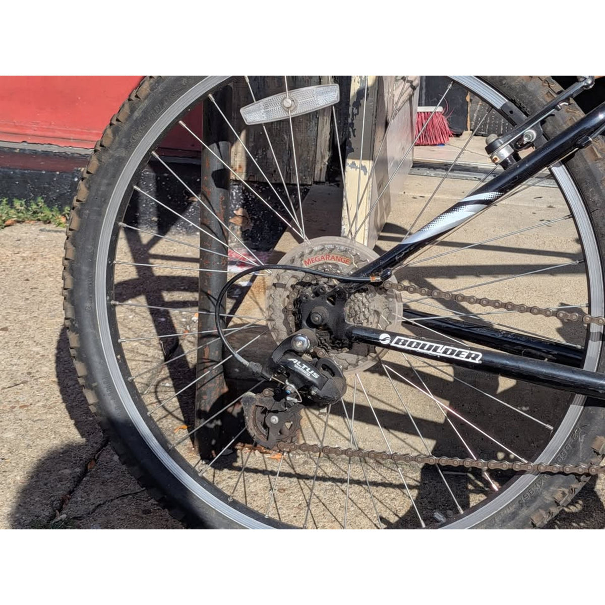 Giant Boulder / 17" Frame / 26" Wheels / 21 Speed
