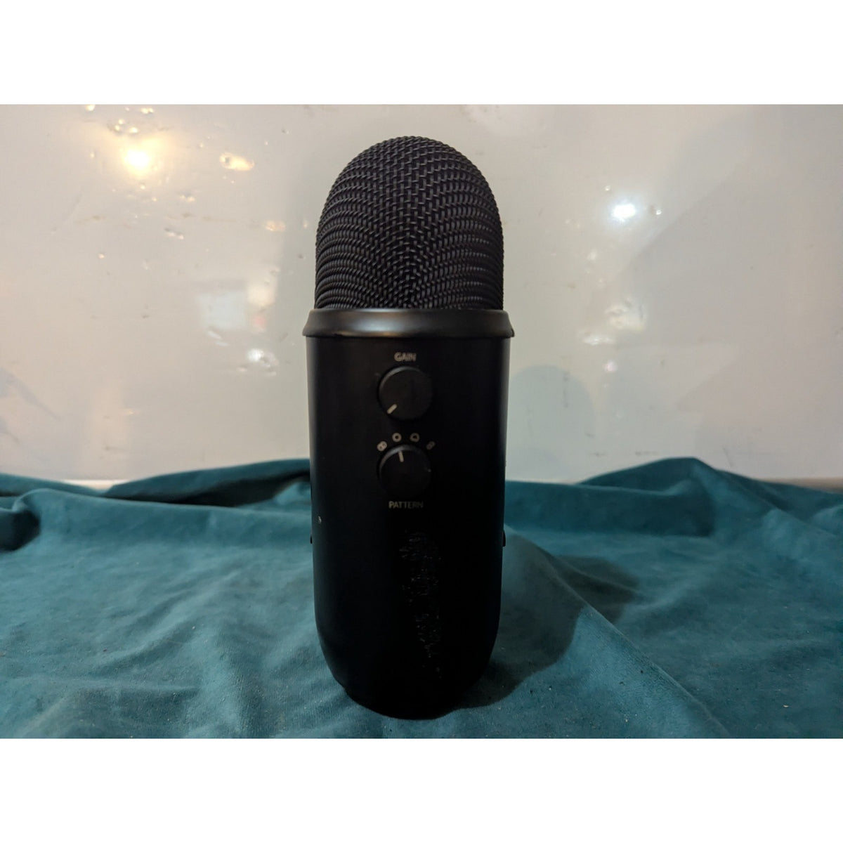 Logitech Blue Yeti Multi-Pattern Condenser USB Microphone A00121