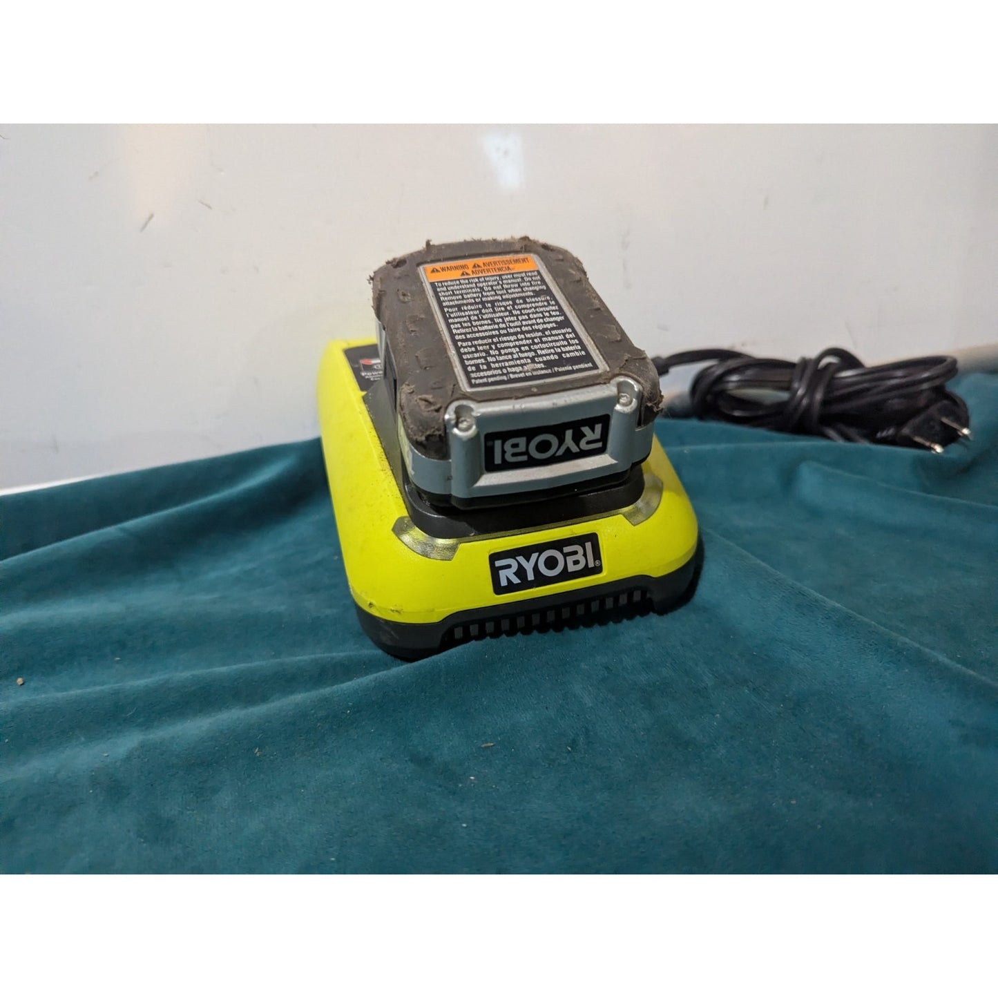 Ryobi 12V 1.5A Lithium Battery Charger with Battery (CS0839)