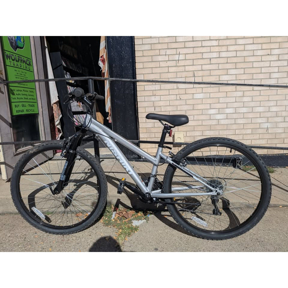 Nishiki Pueblo Mountain bike / 15" Frame / 26" Wheels/ 21-Speed
