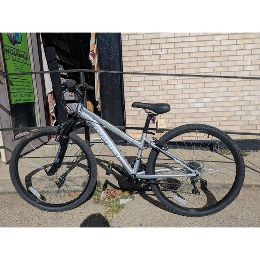 Nishiki Pueblo Mountain bike / 15" Frame / 26" Wheels/ 21-Speed