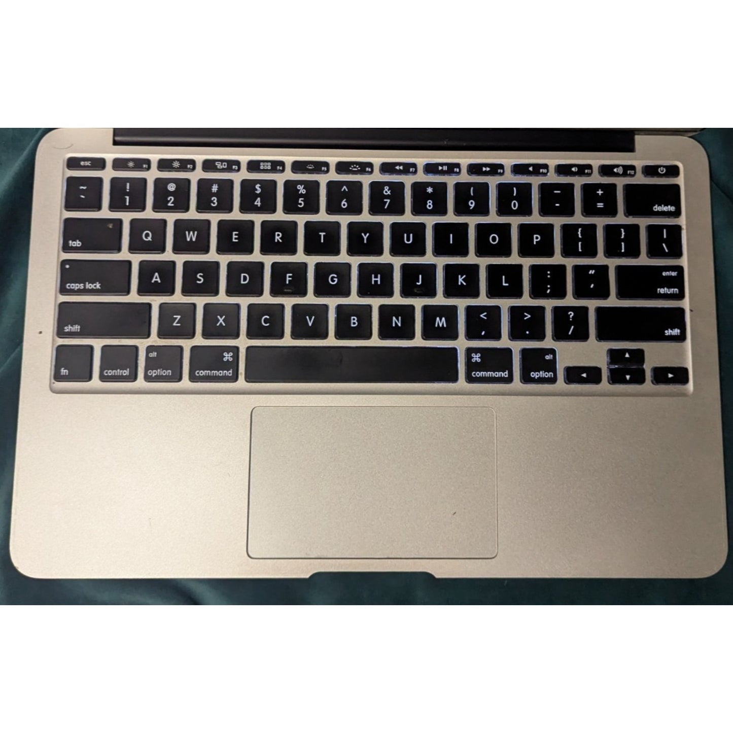 2015 Apple MacBook Air 11" A1465 Intel Core i5 4gb RAM 120GB SSD