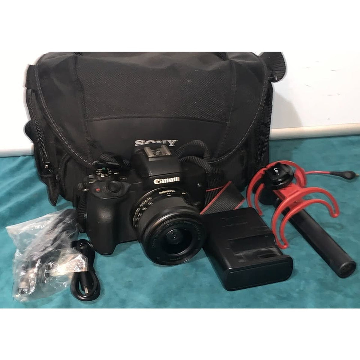 Canon EOS M50 24.1MP Camera Black with 15-45mm Lens & charger