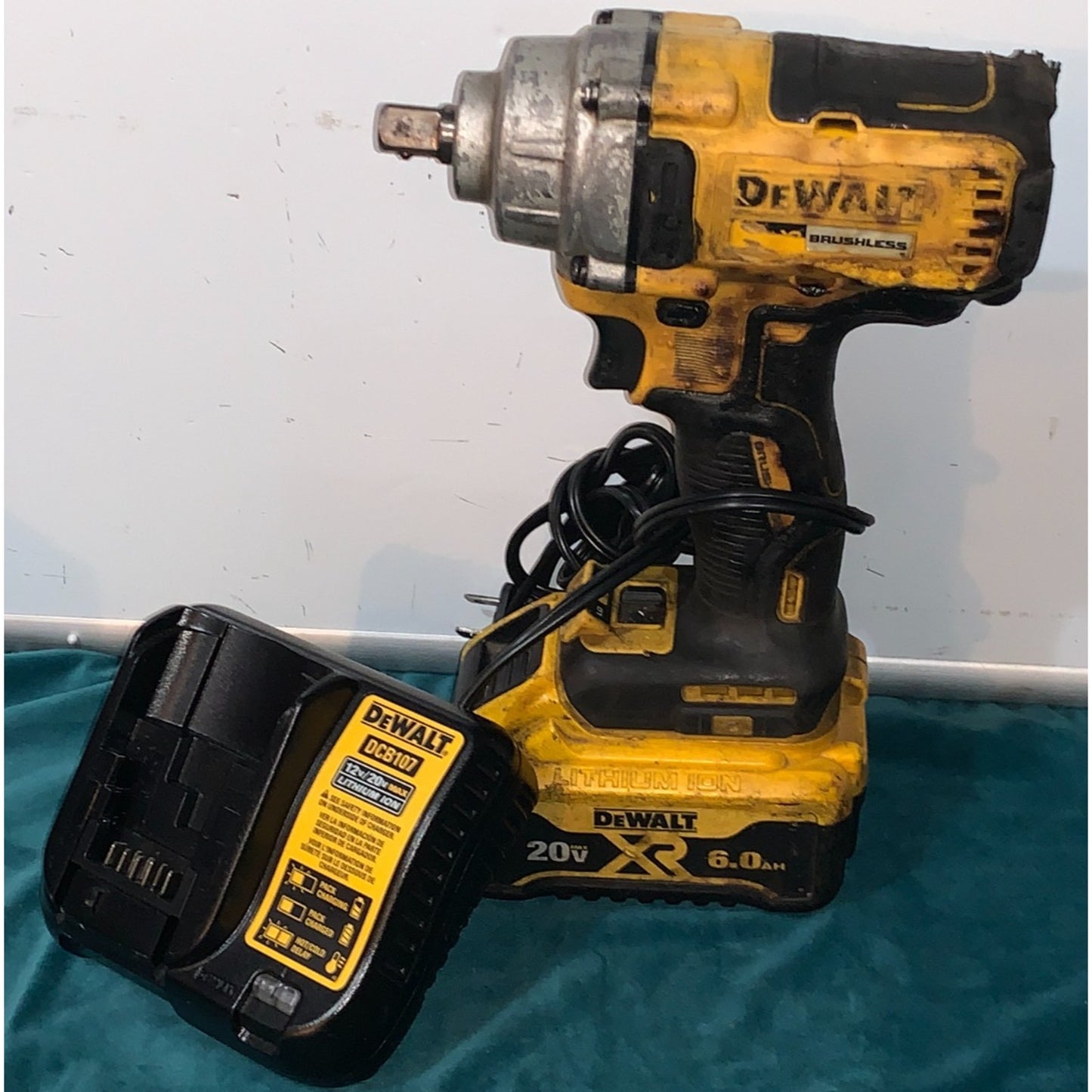 DeWalt Tools DCF894 1/2" Drive Brushless 3-Speed Impact Wrench Battery & Charger