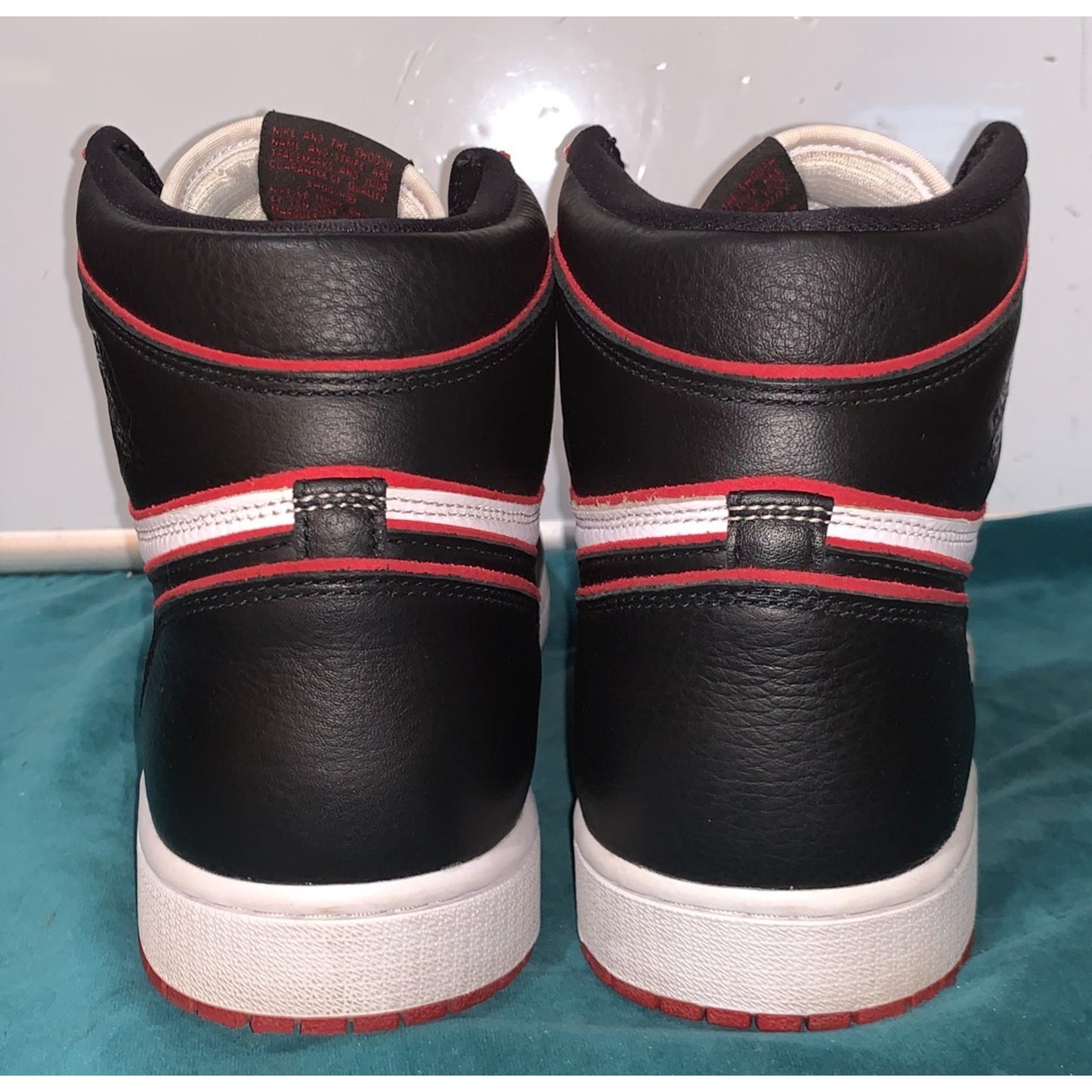 Air Jordan 1 Men's Size 11 Retro High OG Bloodline 2019 555088-062