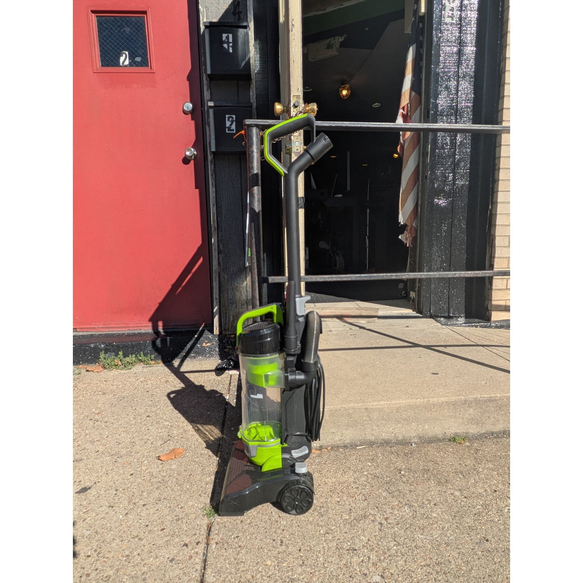 Eureka Alrspeed Bagless Upright Vacuum Cleaner /NEU100