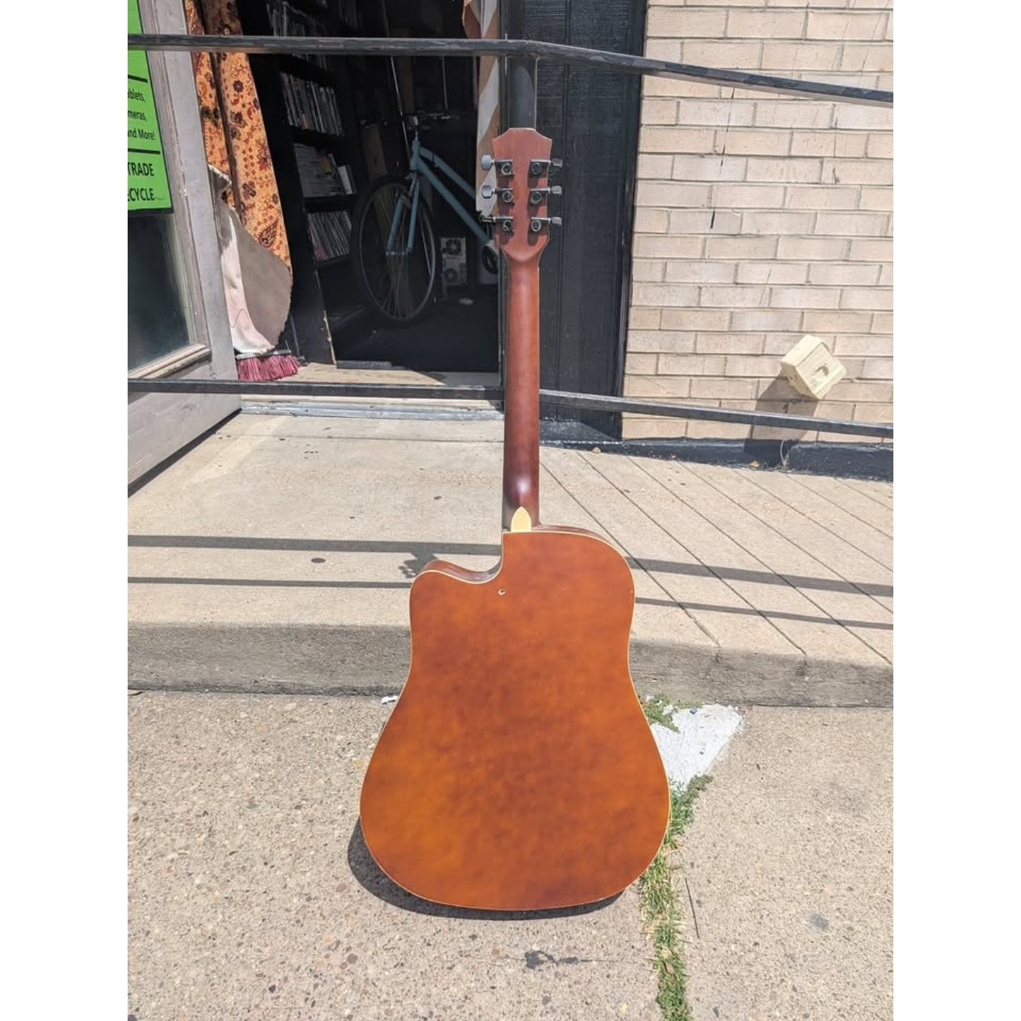 Vault 6-String Acoustic Guitar /EA10C /