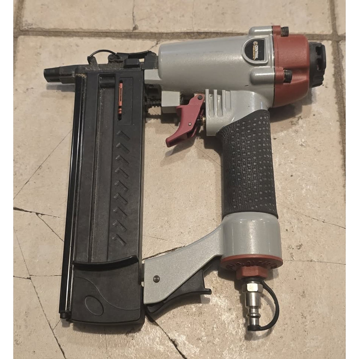 Central Pneumatic 18 Gauge 2-In-1 Air Nailer Stapler / 64269 /