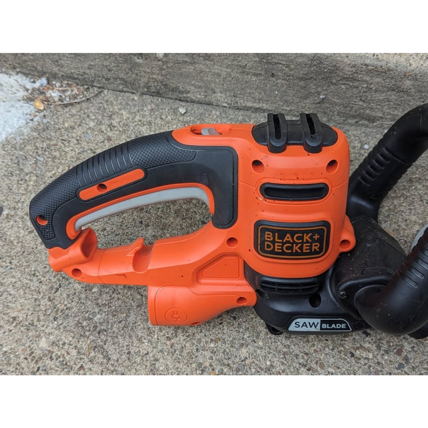 Black and Decker 20 inch 3.8 AMP Corded Dual Action Electric Hedge Trimmer with Saw Blade Tip