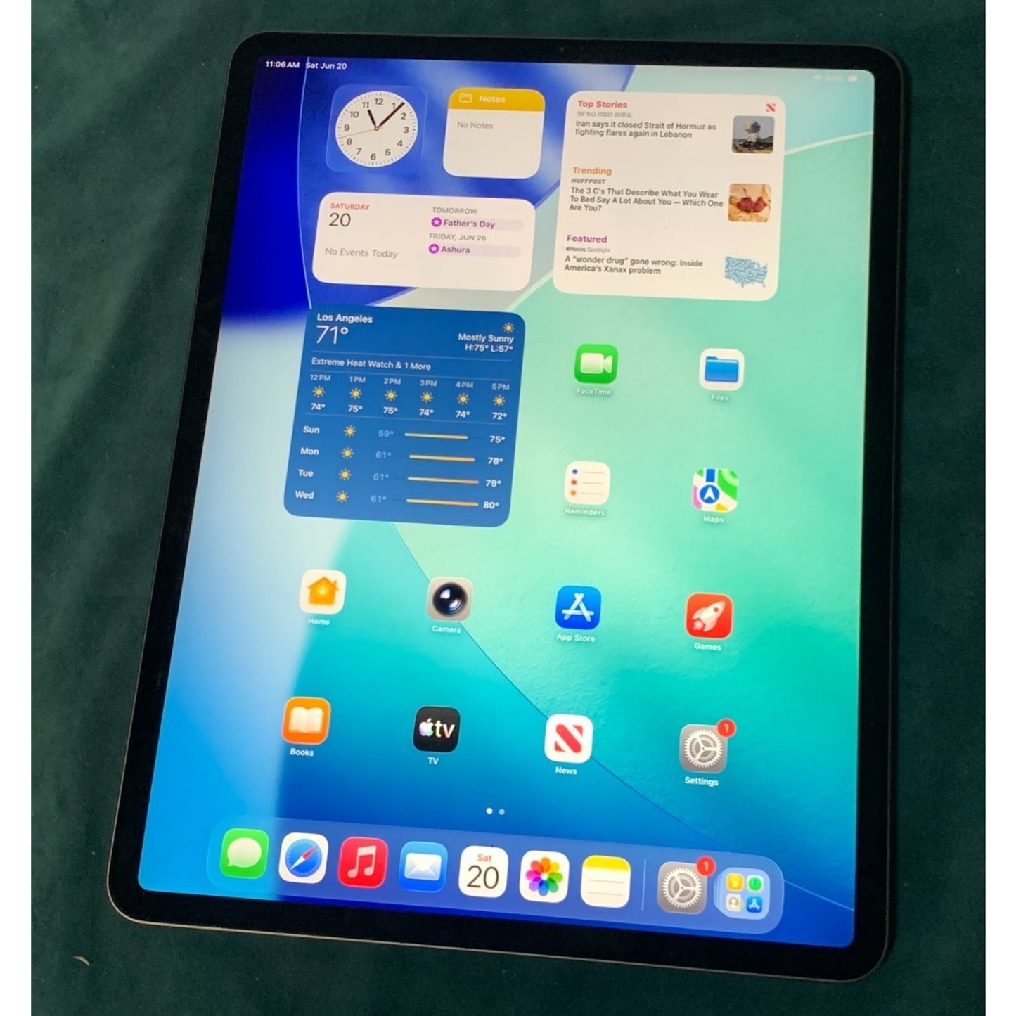 Apple iPad Pro 4th gen - 128GB, Wi-Fi ONLY, 12.9 in -Space Gray (Button Issue)