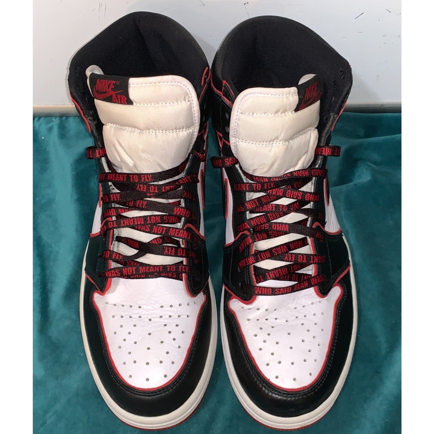 Air Jordan 1 Men's Size 11 Retro High OG Bloodline 2019 555088-062