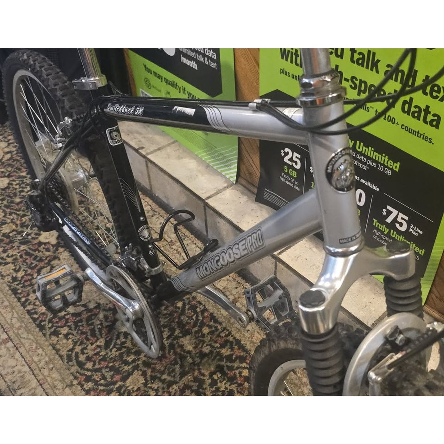 Mongoose Switchback XF Mountain Bike / 18" Frame / 26" Wheels / 21-Speed /