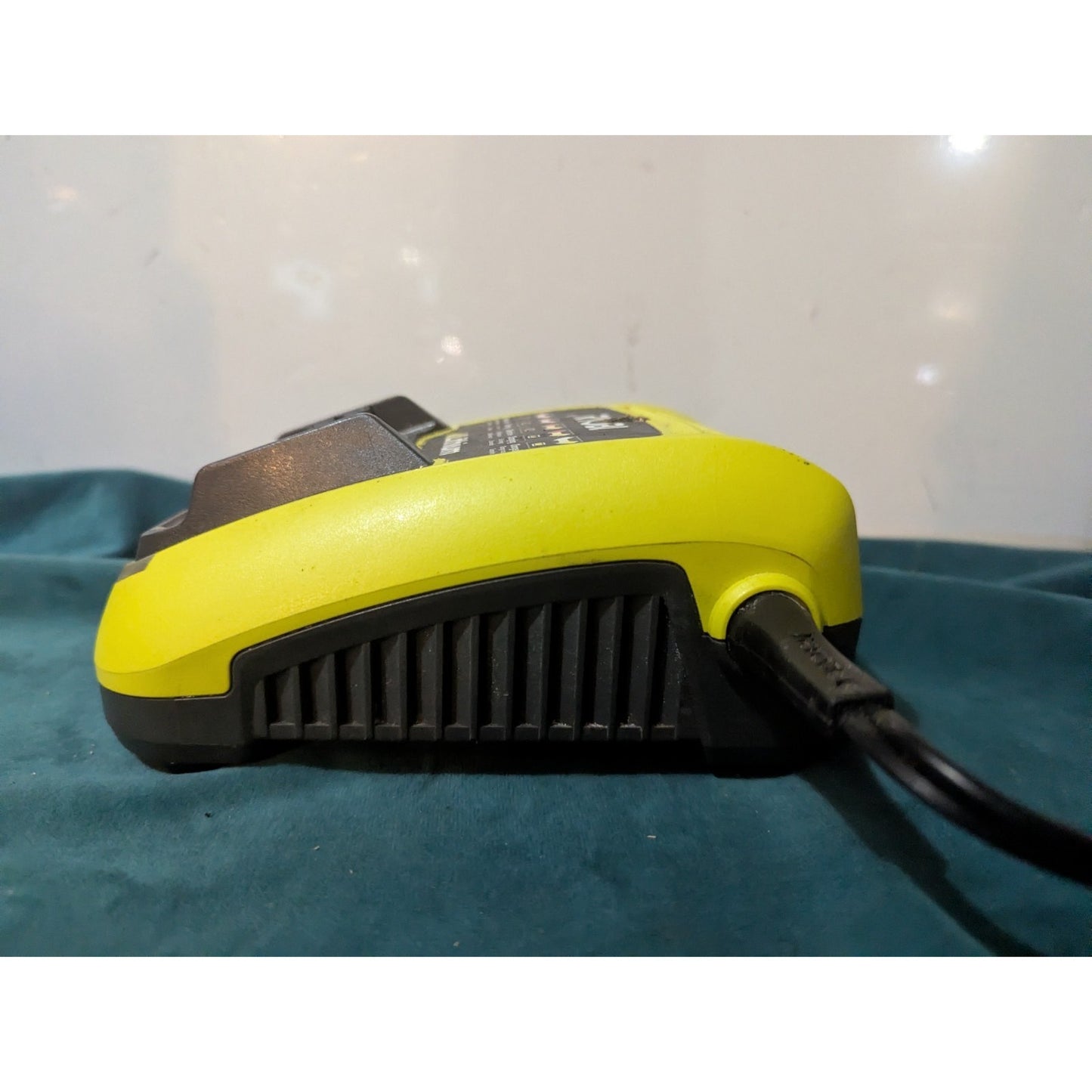 Ryobi 12V 1.5A Lithium Battery Charger with Battery (CS0839)